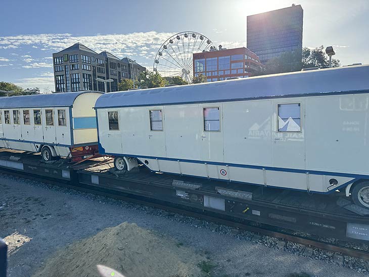 Roncalli kommt ab 14.10.2023 wieder nach M&uuml;nchen, am 11.10. trafen die Wagen mit dem Zug ein (&copy;Foto: Martin Schmitz)